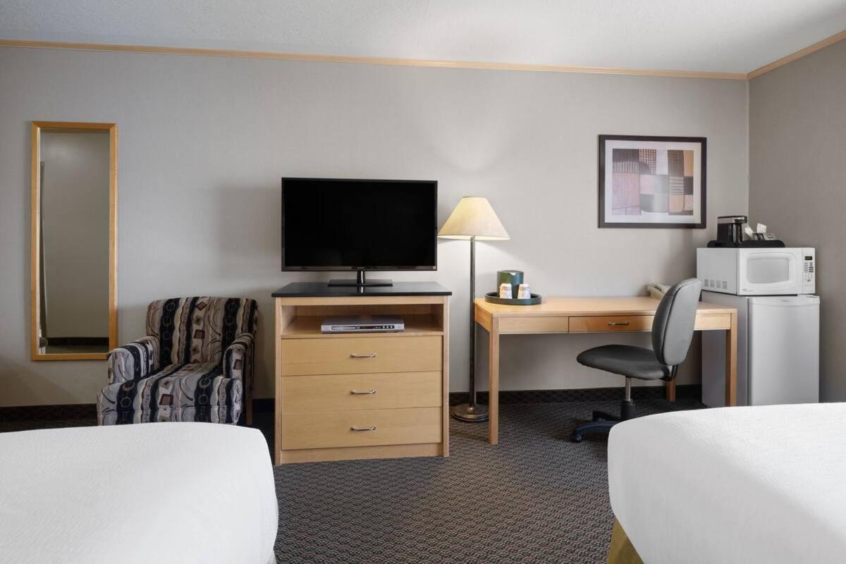 Travelodge By Wyndham Fort Mcmurray Esterno foto
