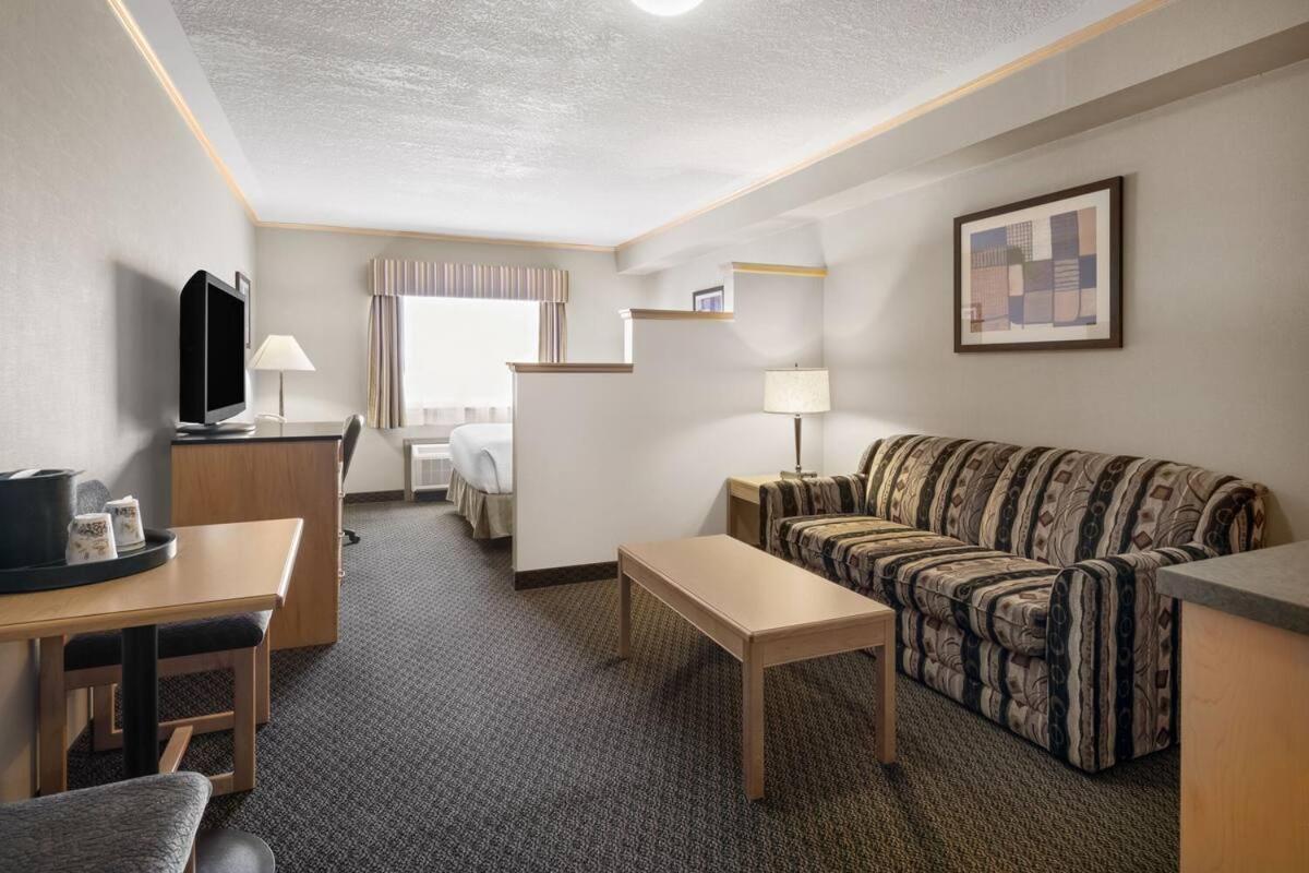 Travelodge By Wyndham Fort Mcmurray Esterno foto