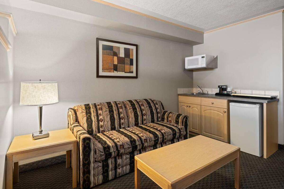 Travelodge By Wyndham Fort Mcmurray Esterno foto
